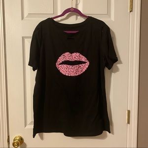 NWOT Distressed Black Short Sleeve T-Shirt with Pink Lips Graphic Size 2XL